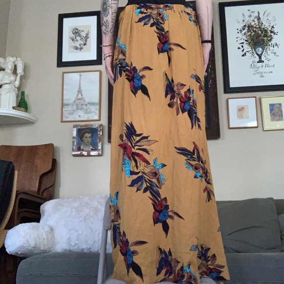 Long skirt with buttons and slit in front - Picture 2 of 4
